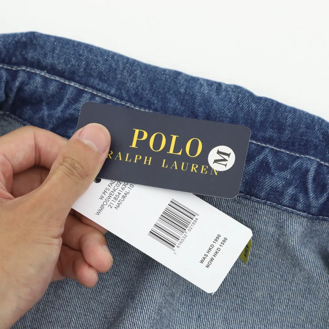 P350 #R17 Ralph Lauren unisex denim jacket with zipper and small label. The classic jacket style, neat lines outline a generous outline, and the short and slim design can quietly lengthen the leg lines visually, instantly achieving the stunning effect of making you taller and slimmer, helping you easily create enviable long legs. The practical pockets on both sides of the front body can not only store mobile phones and keys easily, but also cleverly add a bit of casualness to the overall shape, perfectly blending fashion and practicality. Moreover, the fabric has been specially treated to be soft and wear-resistant, and the comfort level is straight forward. In terms of matching, you can wear it as you like. Pair it with a simple white T-shirt, straight jeans and sneakers on the lower body. It is easy to control the looseness when going out on the street every day. If you wear it with leather boots and a floral skirt, you can create a romantic feeling of western style. I really love it, so it’s not a waste to buy it! Color: Washed Blue Size: S-XL S: Bust 118 Length 70 Sleeve Length 68 Shoulder Width 50 M: Bust 122 Length 72 Sleeve Length 69 Shoulder Width 51 L: Bust 126 Length 74 Sleeve Length 70 Shoulder Width 52 XL: Bust 130 Length 76 Sleeve Length 71 Shoulder Width 53
